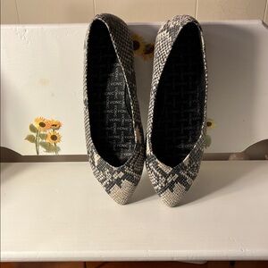 Vionic Women's Snakeskin Pattern Flats - Black and Cream
